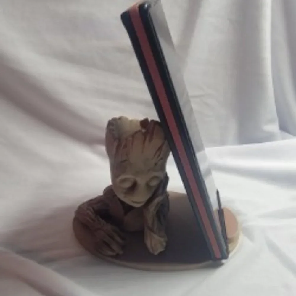 Groot Smartphone Holder w/ Storage – 3D Printed Desk Organizer
